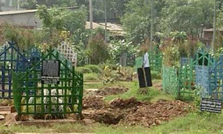 কবর থেকে আওয়াজ আসছে, ‘আমি এখনও বেঁচে আছি’