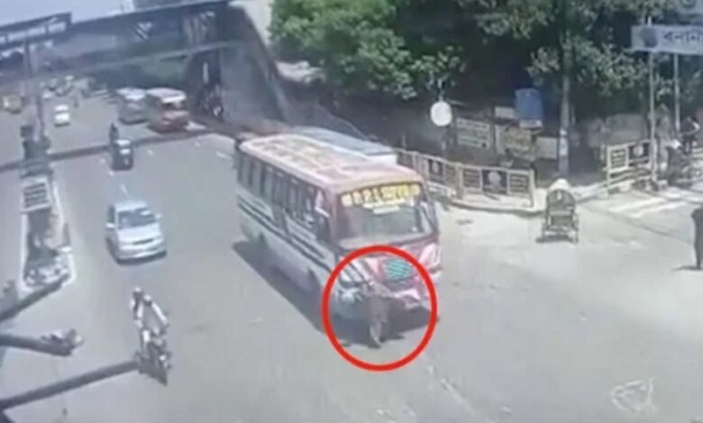 বনানীতে ভাগ্যক্রমে বেঁচে গেলেন নারী, থেঁতলে গেল পা