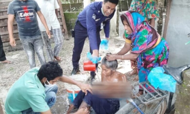 অ'সুস্থ মাকে রাস্তায় ফেলে গেল ছে'লে, গোসল করিয়ে হাসপাতা'লে নিলেন ওসি