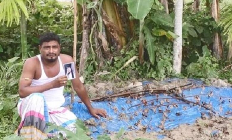 মেয়ের কবরের পাশে বসে অনশনরত বাবার আর্তনাদ