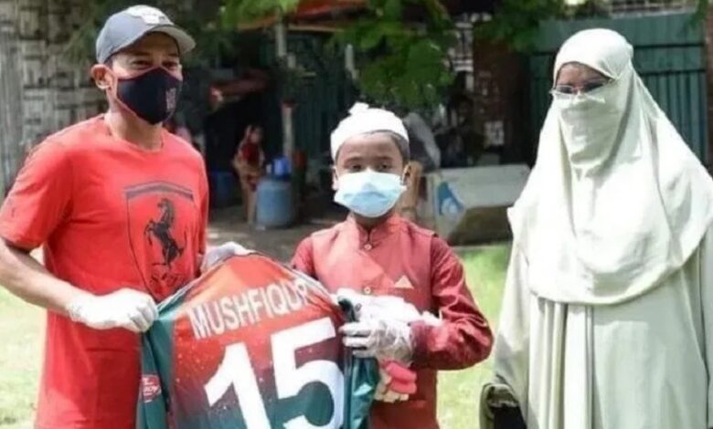 ভাইরাল হওয়া সেই মা ছেলেকে যা উপহার দিল মুশফিক