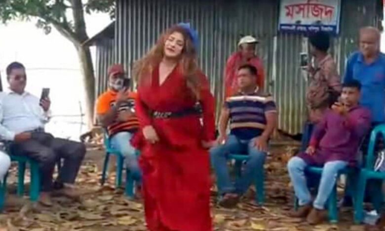 টাঙ্গাইলে মসজিদের সামনে ‘কুরুচিপূর্ণ’ নাচ!