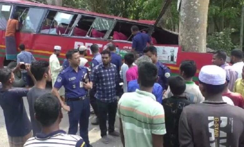 নিয়ন্ত্রণ হারিয়ে বৈদ্যুতিক খুঁটিতে বিআরটিসি বাসের আঘাত, নিহত ২