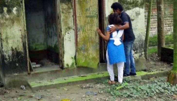 ঘন্টা চুক্তিতে যা করছে কলেজের ছাত্রীরা
